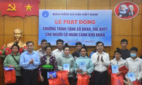 Huy động được hơn 45,5 tỷ đồng trao tặng sổ BHXH và thẻ BHYT cho người dân có hoàn cảnh khó khăn