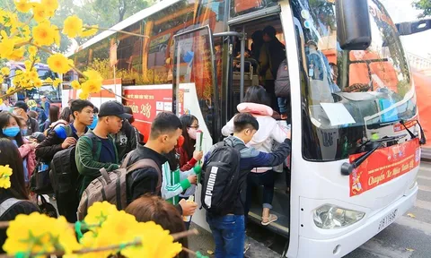 CLB Doanh nhân Hà Tĩnh phía Nam tổ chức “Chuyến xe 0 đồng” đưa sinh viên, công nhân về quê ăn Tết