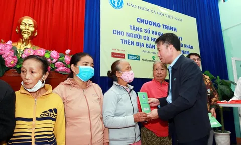 Đoàn công tác của BHXH Việt Nam trực tiếp đến tặng sổ BHXH và thẻ BHYT tại các địa phương