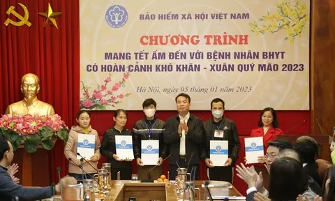 BHXH Việt Nam tặng 200 phần quà cho bệnh nhân BHYT khó khăn tại Hà Nội