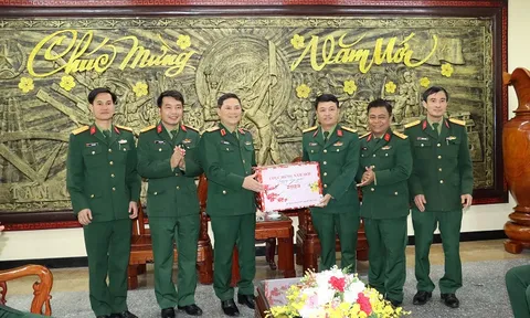 Phó Tổng Tham mưu trưởng QĐND Việt Nam thăm, kiểm tra, chúc Tết Bộ CHQS tỉnh Thừa Thiên Huế