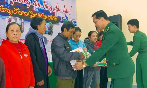 Ấm áp “Xuân Biên phòng” về với bà con biên giới biển