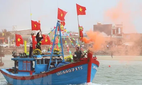 Ngư dân Quảng Ngãi tưng bừng ra khơi khai thác hải sản đầu năm
