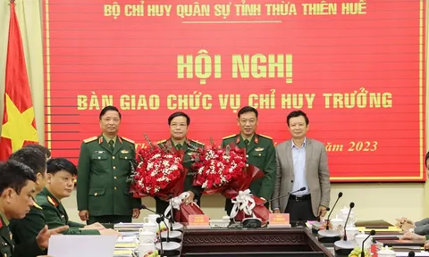 Bàn giao chức vụ Chỉ huy trưởng Bộ Chỉ huy Quân sự tỉnh Thừa Thiên Huế