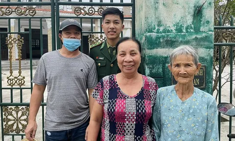 Cán bộ biên phòng giúp cụ bà đi lạc về nhà