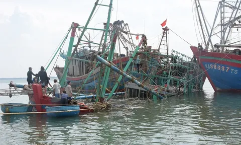 Nghệ An : Cấp cứu thuyền viên bị nạn khi đang đánh cá trên biển