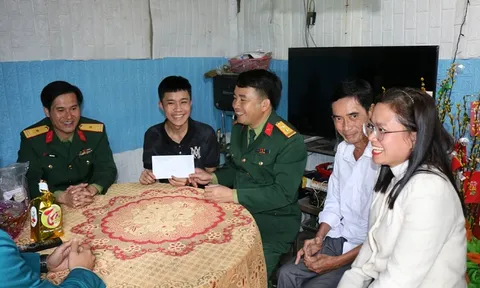 Thăm, tặng quà thanh niên có hoàn cảnh khó khăn chuẩn bị lên đường nhập ngũ