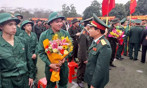 Thành phố Vinh (Nghệ An) long trọng tổ chức Lễ giao, nhận quân năm 2023