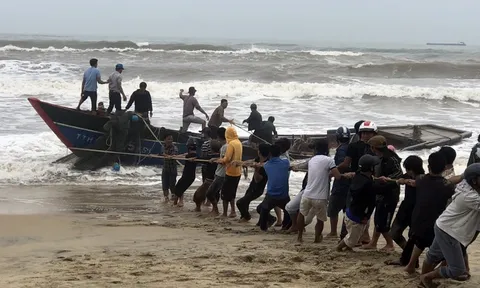 Trục vớt tàu cá bị sóng đánh chìm