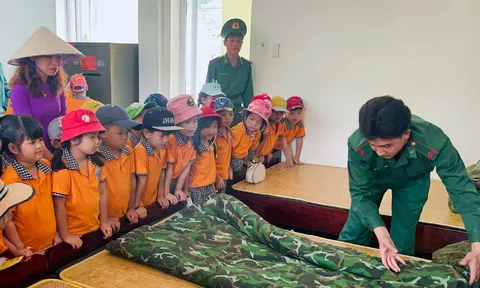Hơn 80 học sinh hào hứng tham gia tiết học ngoại khóa tại Đồn Biên phòng