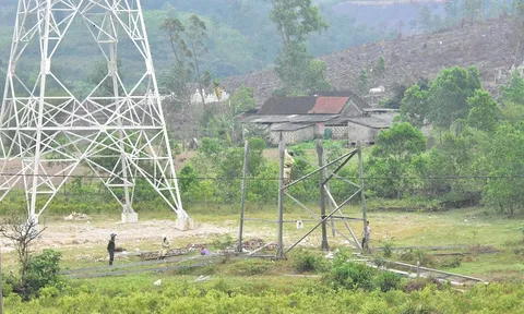 Sớm di dời đường điện cao thế trong tiểu dự án giải phóng mặt bằng cao tốc Cam Lộ - La Sơn