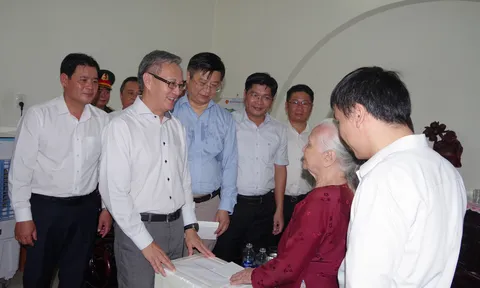 Ban Đối ngoại Trung ương Đảng Nhân dân Cách mạng Lào thăm, tặng quà cựu chiến binh tham gia chiến đấu tại Lào