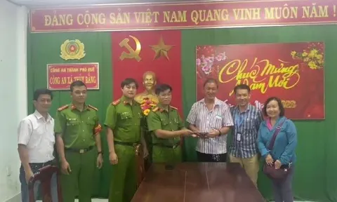 Du khách nước ngoài nhận lại tài sản đánh rơi trong chuyến du lịch ở Huế