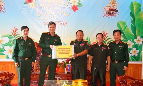 Bộ CHQS tỉnh Thừa Thiên Huế thăm, chúc Tết Bun Pi May hai tỉnh Salavan và Sekong