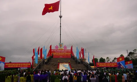 Trang trọng Lễ Thượng cờ Thống nhất non sông tại Đôi bờ Hiền Lương - Bến Hải