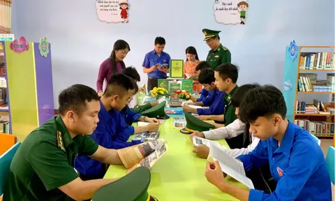 Mang sách đến với học sinh biên giới