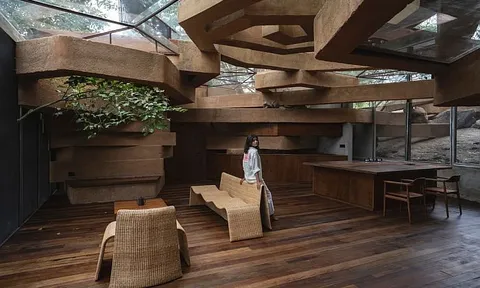 Ngôi nhà xoắn được xây dựng từ chai nhựa tái chế và bùn