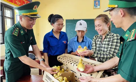 Bộ đội Biên phòng tặng mô hình sinh kế cho người dân có hoàn cảnh khó khăn nơi biên giới