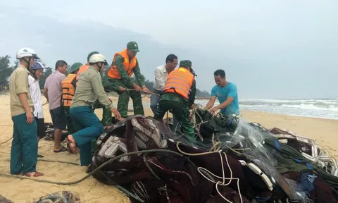 Thừa Thiên Huế: Cứu hộ 2 tàu cá và 8 ngư dân bị nạn