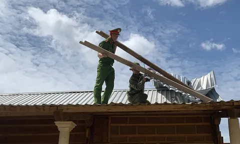 Kịp thời hỗ trợ người dân dựng lại nhà cửa sau dông lốc