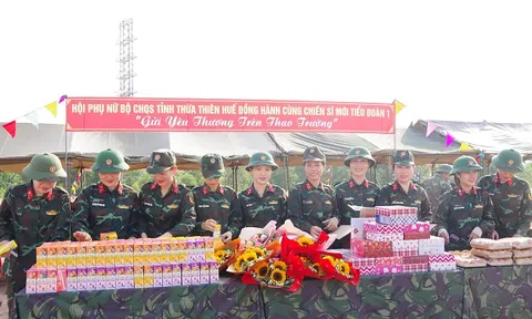 Động viên, khích lệ tinh thần các chiến sĩ trên thao trường Khe Oăn