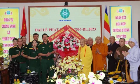 Đảng ủy, Bộ CHQS tỉnh Thừa Thiên Huế chúc mừng Ban Trị sự Giáo hội Phật giáo Việt Nam tỉnh