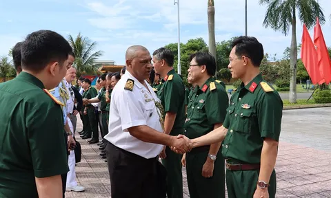 Đoàn Tùy viên quân sự các nước tại Việt Nam thăm Bộ CHQS tỉnh Thừa Thiên Huế