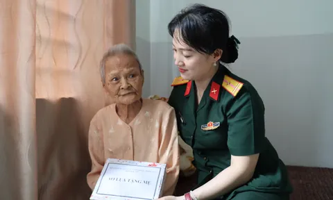 Hội Phụ nữ Bộ CHQS tỉnh Thừa Thiên Huế thăm tặng quà các đối tượng chính sách