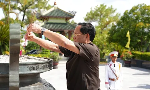 Phó Chủ tịch Quốc hội dâng hương tri ân tại Nghĩa trang liệt sĩ TP. Huế