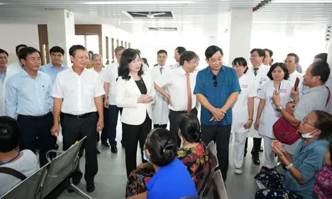 Bộ Trưởng Bộ Y tế thăm và làm việc tại Bệnh viện Trung ương Huế