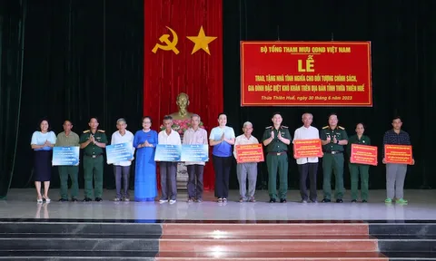 Thừa Thiên Huế: Bộ Tổng tham mưu QĐND Việt Nam trao tặng kinh phí hỗ trợ xây nhà tình nghĩa