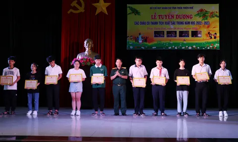 Tuyên dương con cán bộ, chiến sĩ có thành tích xuất sắc năm học 2022-2023