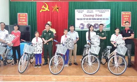 Tặng quà các cháu học sinh Quảng Trị trước thềm năm học mới