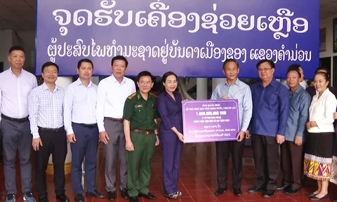 Tỉnh Quảng Bình hỗ trợ tỉnh Khăm Muồn (Lào) khắc phục thiệt hại sau lũ lụt