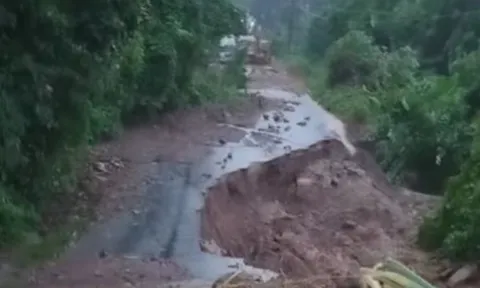 Mưa lớn khiến giao thông từ Lào về Việt Nam qua cửa khẩu quốc tế Cầu Treo tê liệt