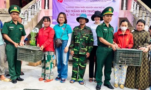 Tặng mô hình sinh kế và đồ dùng học tập cho nhân dân và học sinh biên giới