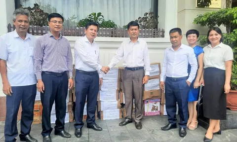 Trao tặng 500 bộ sách giáo khoa và tập vở cho Trường Hữu Nghị Lào – Việt