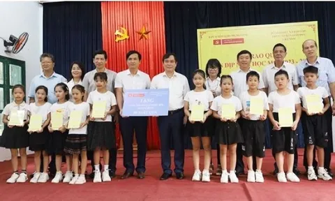 Ban Tuyên giáo Trung ương thăm, tặng sách giáo khoa cho học sinh có hoàn cảnh khó khăn tại Quảng Bình