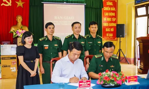 Trao tặng thiết bị phục vụ công tác tuyên truyền và thông tin đối ngoại
