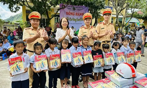 Tuyên truyền pháp luật về an toàn giao thông đến các em học sinh vùng biên giới