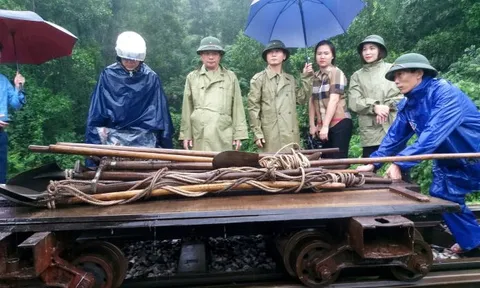 Đường sắt Bắc - Nam tê liệt vì sạt lở tại Hà Tĩnh