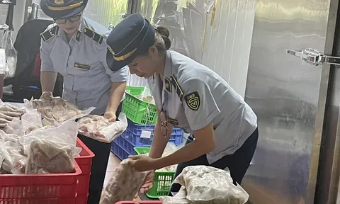 Hà Giang: Kiểm tra, xử lý hàng trăm gói thực phẩm đông lạnh không rõ nguồn gốc, xuất xứ