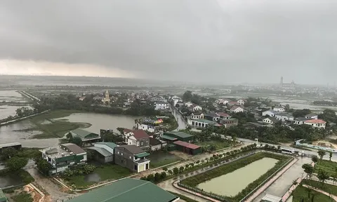 Mưa lớn kéo dài ở Hà Tĩnh khiến một số tuyến đường bị ngập cục bộ, sạt lở