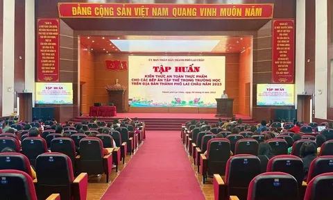 Tập huấn, trang bị kiến thức an toàn thực phẩm cho Ban Giám hiệu, nhân viên phục vụ tại bếp ăn tập thể của các trường học trên địa bàn thành phố Lai Châu