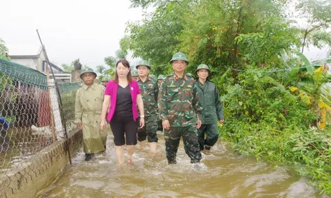 Trung tướng Hà Thọ Bình thăm, tặng quà người dân vùng lũ tỉnh Thừa Thiên Huế