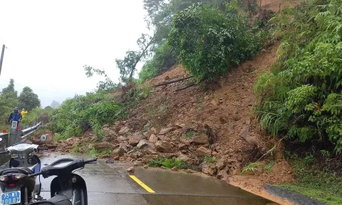 Huế ngập úng trên diện rộng, sạt lở nhiều nơi, giao thông tê liệt