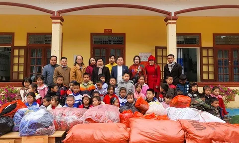 Hàng trăm bộ quần áo ấm tặng các em học sinh xã Châu Hoàn