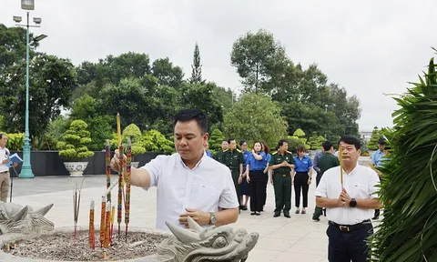 Đoàn cán bộ, công nhân viên PVFCCo dâng hương, tưởng niệm các Anh hùng liệt sĩ