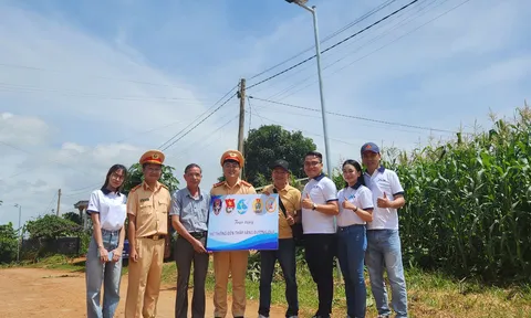 Đoàn Thanh niên Cục CSGT phía Nam hỗ trợ thắp sáng đường quê vùng cao
