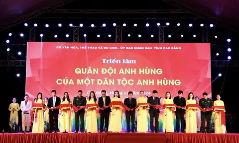 Triển lãm giới thiệu hơn 300 hình ảnh, tài liệu về Quân đội anh hùng của dân tộc anh hùng